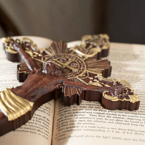 Cruz_de_Sao_Bento_com_Jesus_Cristo_em_Madeira