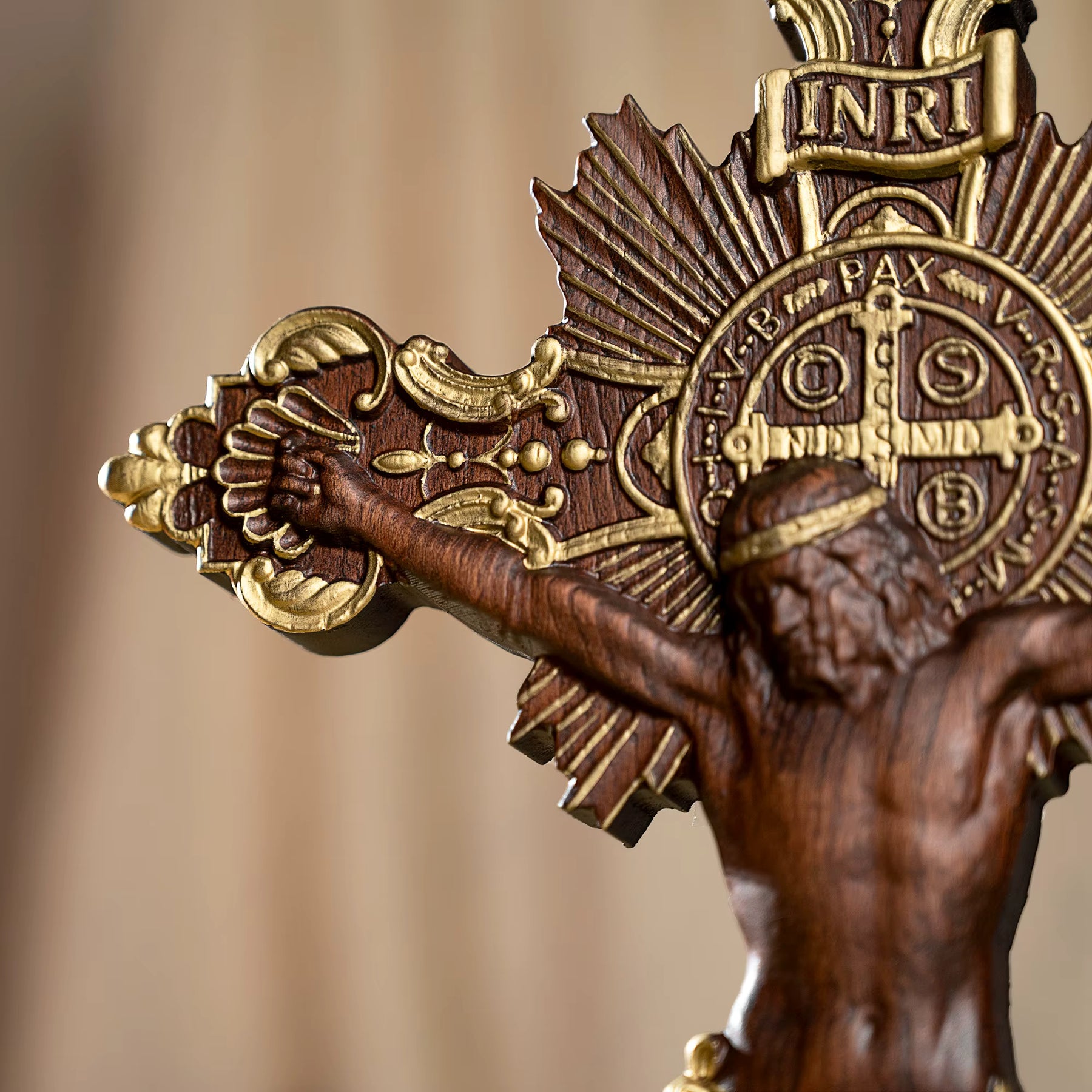 Cruz_de_Sao_Bento_com_Jesus_Cristo_em_Madeira