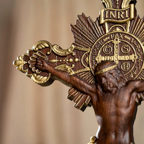 Cruz_de_Sao_Bento_com_Jesus_Cristo_em_Madeira